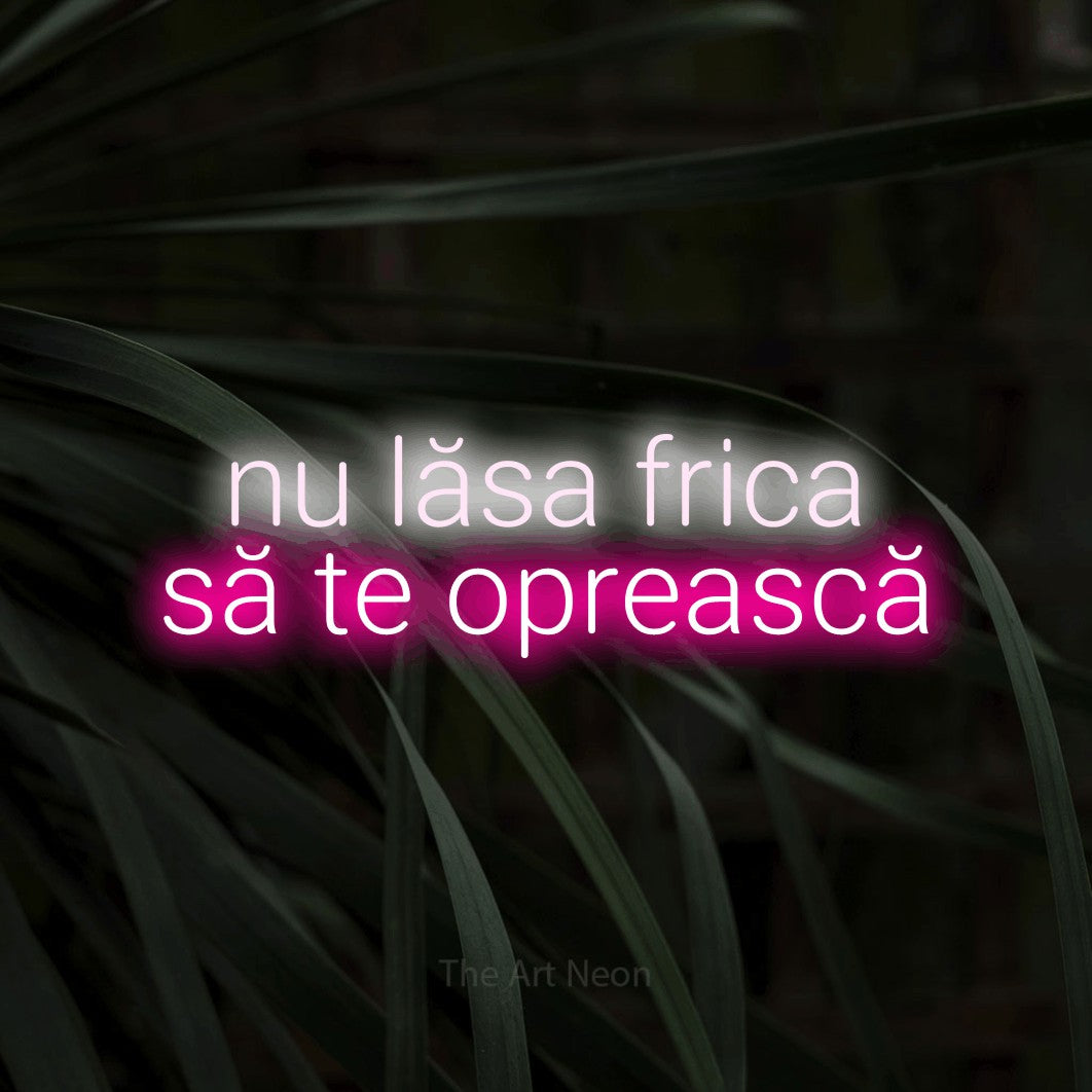 LED neon sign reading “nu lăsa frica să te oprească”, arranged in two lines.