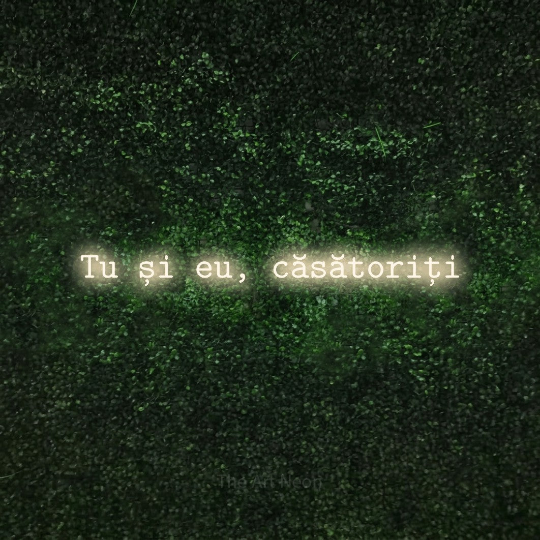 LED neon sign reading “Tu și eu, căsătoriți”, arranged in a single line.