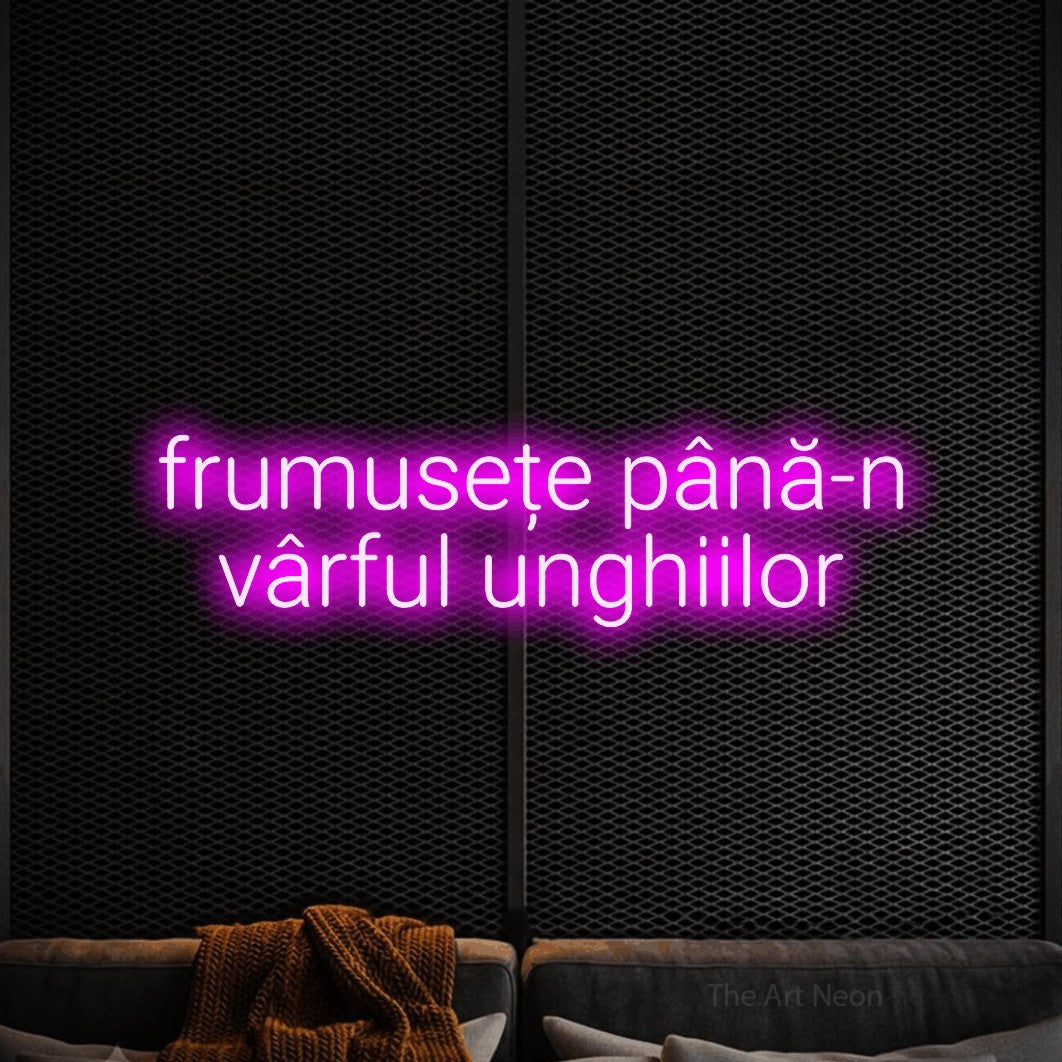 LED neon sign reading “frumusețe până-n vârful unghiilor”, arranged in two lines.