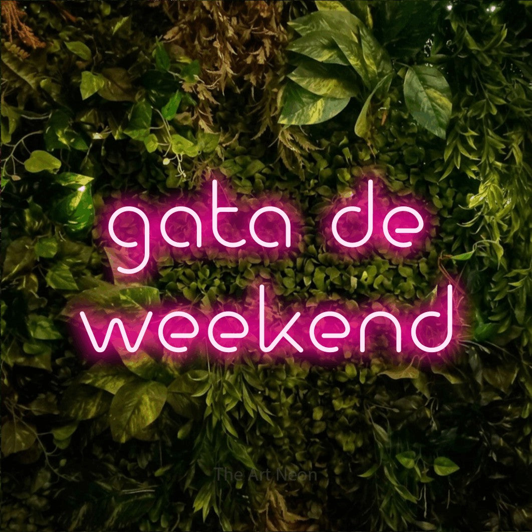 LED neon sign reading “gata de weekend”, arranged in two lines.