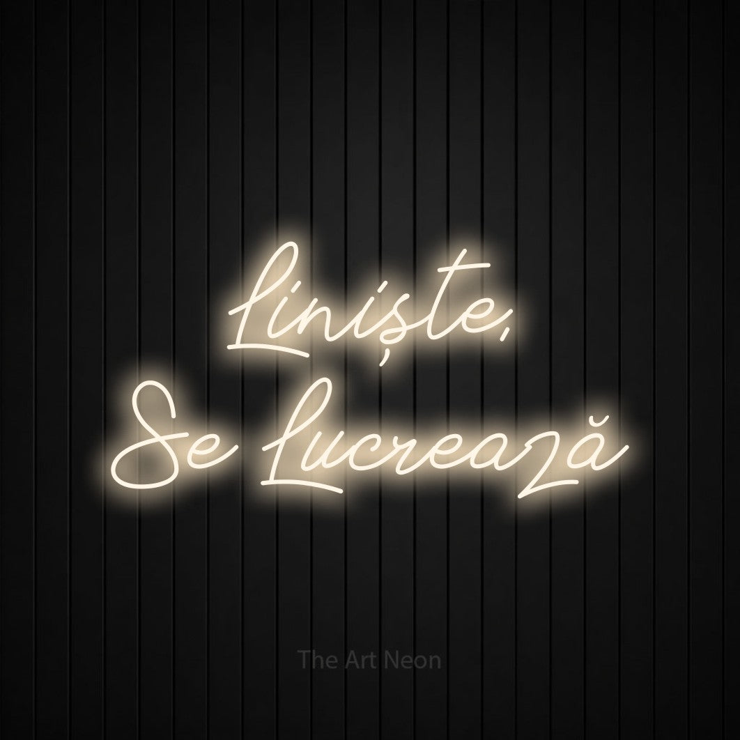 LED neon sign reading “Liniște, Se Lucrează”, arranged in two lines.