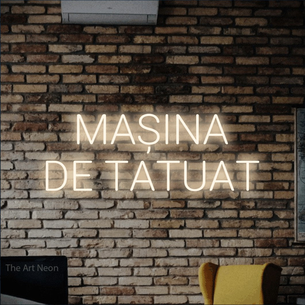 LED neon sign reading “MAȘINA DE TATUAT”, arranged in two lines.