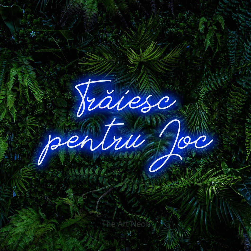 LED neon sign reading “Trăiesc pentru Joc”, arranged in two lines.