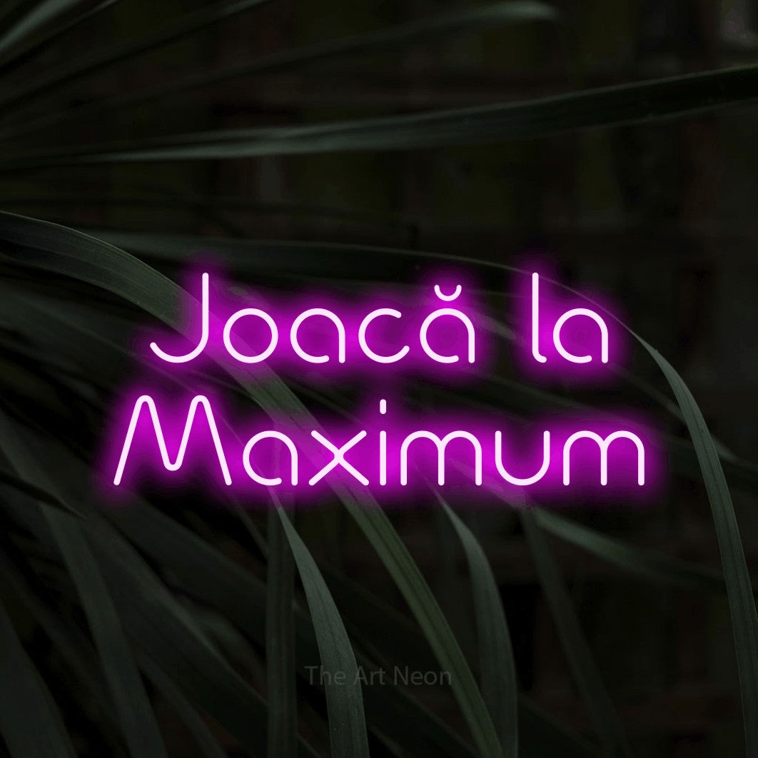 LED neon sign reading “Joacă la Maximum”, arranged in two lines.