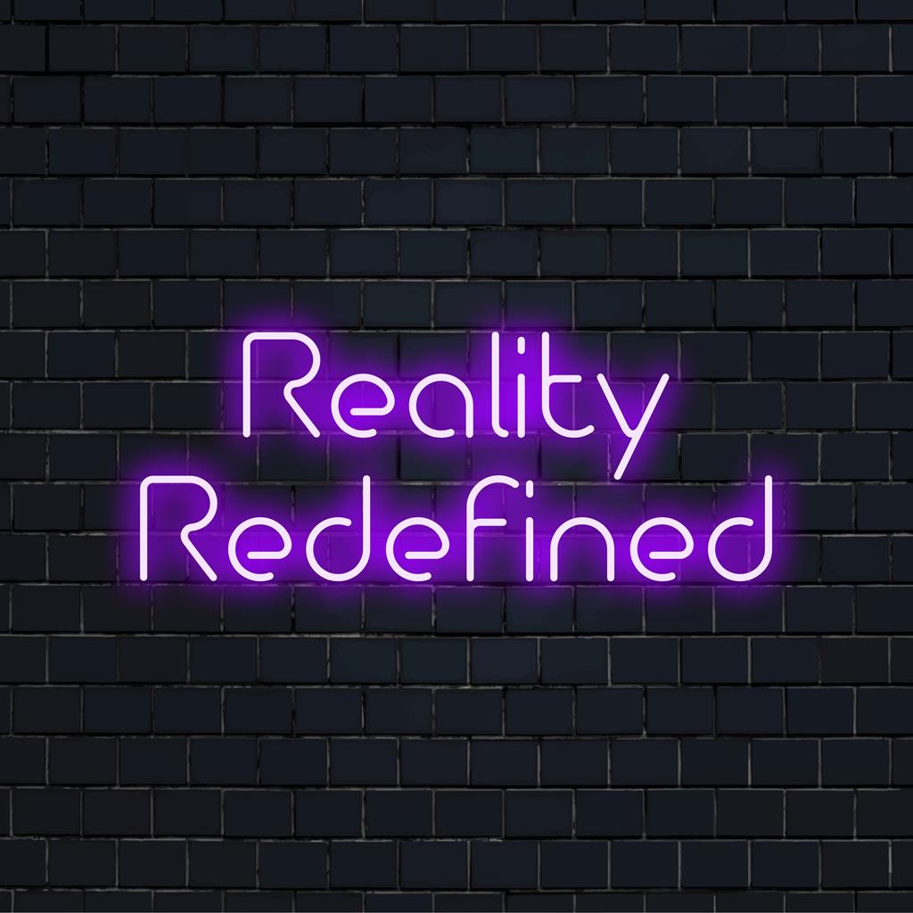 Enseigne néon LED avec inscription « Reality Redefined » et lettres lumineuses. Idéale comme décoration murale moderne ou pour un message néon original.