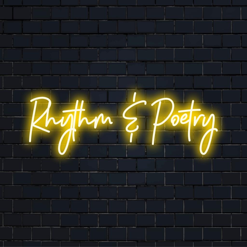 Brugerdefineret LED neonskilt med ordene Rhythm And Poetry, perfekt til levende indretning og personliggørelse af dit rum.