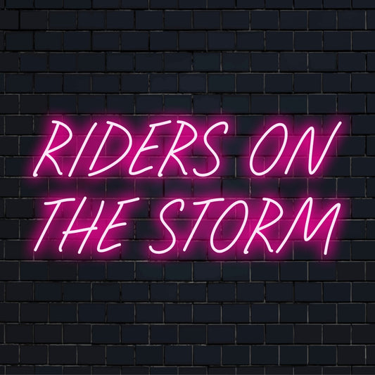 Insegna al neon a LED con il testo Riders on the Storm, che fonde stile e atmosfera, ideale come decorazione murale a LED personalizzata.