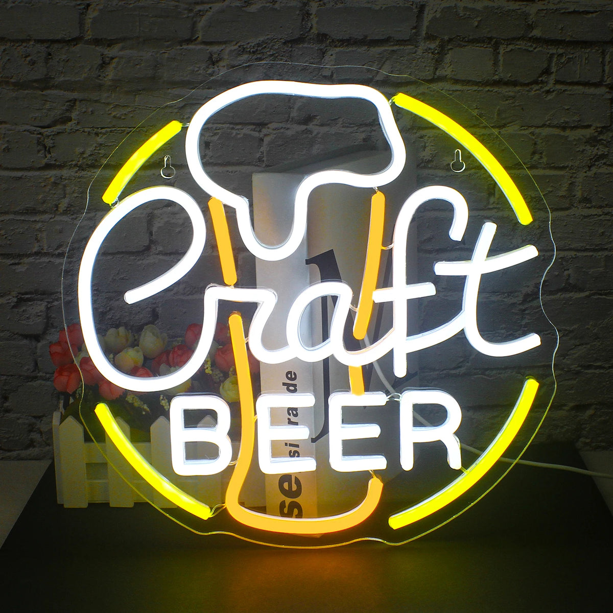 Żywy neon LED reklamujący piwo rzemieślnicze z wyrazistymi, stylizowanymi napisami w odcieniach ciepłej żółci i chłodnej bieli.