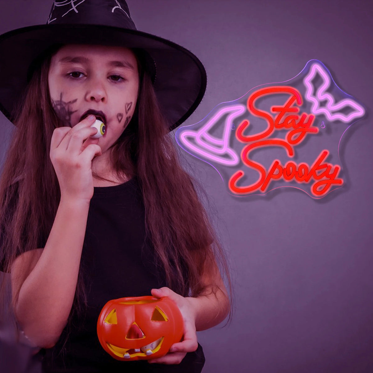Stay Spooky – Boszorkánykalap és denevér – LED-neon felirat (5 V USB)