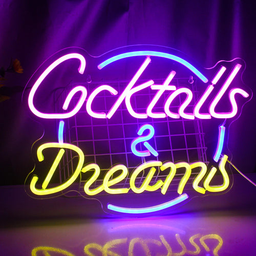Billedet viser et levende, håndlavet LED-neonskilt, der viser ordene "Cocktails Dreams.