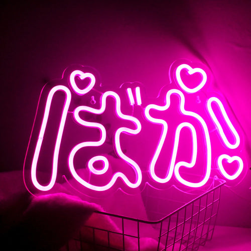 Ein lebendiges, preisgünstiges LED-Neonschild mit einer beliebten japanischen Anime-Figur.