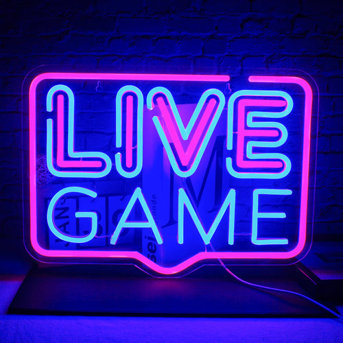 Billedet har et levende og farverigt LED-neonskilt "Live Game", der er udformet med præcision for at fremvise dets håndlavede kvalitet.