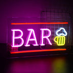 A képen élénk LED fényreklám található, amelyen a „Bar” szó világos, szemet gyönyörködtető betűkkel íródik.