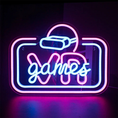 Na obrázku je zářivý neonový LED nápis znázorňující text „VR Game“ tučným moderním písmem.