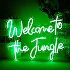 Billedet har et levende LED-neonskilt med ordene "Welcome to the Jungle" med fed, kursiv skrift.