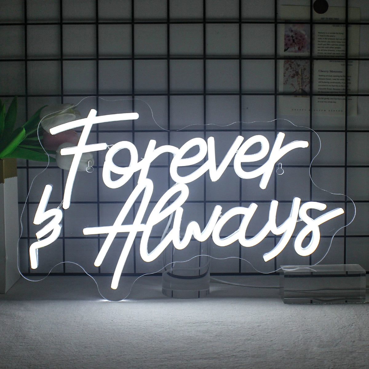 L'image montre une élégante enseigne au néon LED faite à la main sur laquelle est écrit « Forever Always » dans une écriture cursive élégante.