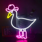 L'image montre un panneau néon LED vibrant en forme de canard cow-boy.