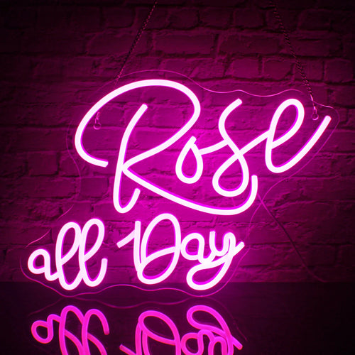L'immagine presenta un vivace cartello al neon a LED che riporta la frase "Ros�� All Day" in un elegante carattere corsivo.