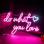 Ein lebendiges, leuchtendes LED-Neonschild mit dem Satz „Do What You Love“ in einer verspielten, kursiven Schriftart.