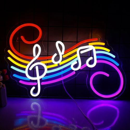 A képen egy vibráló LED-neonreklám látható, hangjegyek sorozataként.