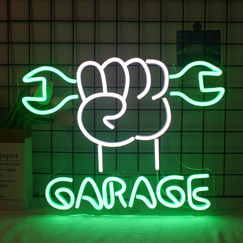 Jaskrawy neon LED z napisem „Garage” podświetlonym pogrubionymi, przyciągającymi wzrok literami.