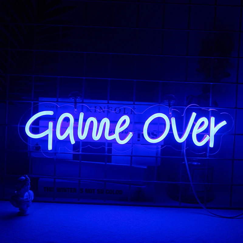 Pildil on särav "Game Over" LED-neoonmärk.