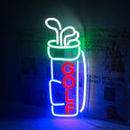 Na obrázku je zářivý LED neonový nápis ve tvaru slova „GOLF“ osvětlený na tmavém pozadí.