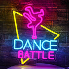 A képen élénk LED fényreklám látható, amelyen jól láthatóan a „Dance Battle” felirat látható.
