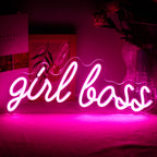 Na obrázku je zářivý, ručně vyrobený neonový nápis LED, který stylovým písmem hláskuje „Girl Boss“.