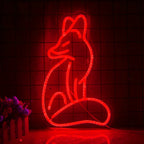Description de l'image : Une enseigne au néon LED vibrante en forme de renard stylisé, brillant chaleureusement dans des tons orange et blancs.