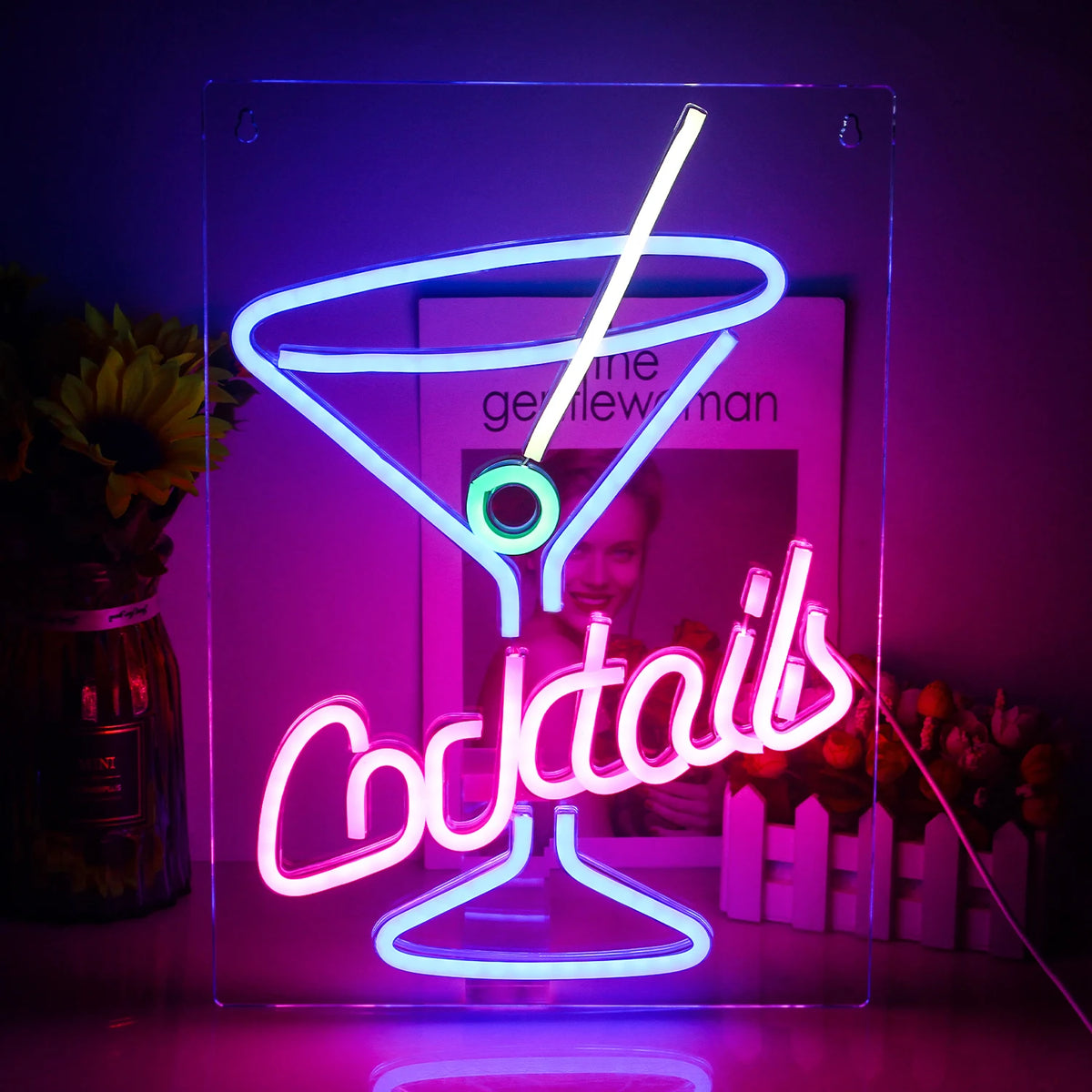 De afbeelding toont een levendig LED-neonbord met het woord "Cocktails" in een elegant en stijlvol, cursief lettertype.