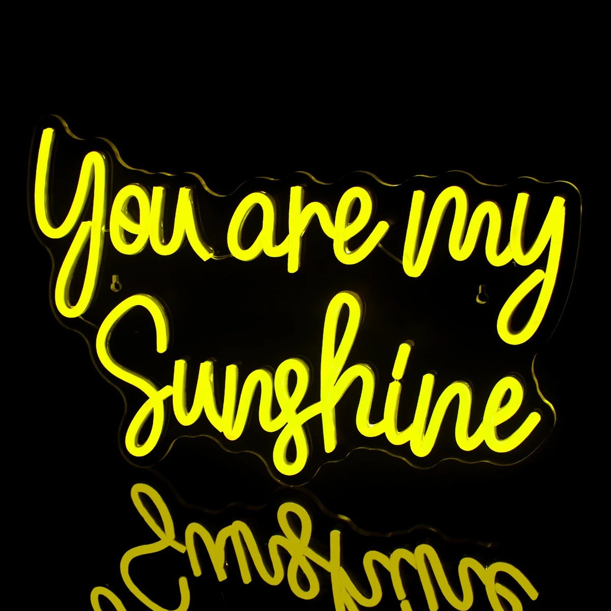 Pildil on eredas soojas valges valguses LED-neoonmärk "You Are My Sunshine".