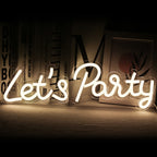 Billedet har et levende, håndlavet LED-neonskilt, hvor der står "Let's Party" i legende, kursiv skrift.