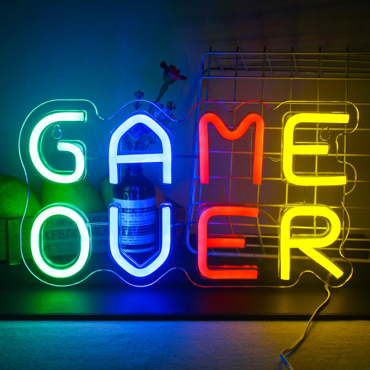 Pildil on särav LED-neoonmärk "Game Over".