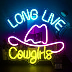 Una vivace insegna al neon a LED che riporta le parole "Lunga vita alle cowgirl" scritte in grassetto e corsivo.