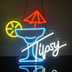 O placă neon LED vibrantă în formă de pahar de martini clasic, cu un contur strălucitor în culori neon strălucitoare.