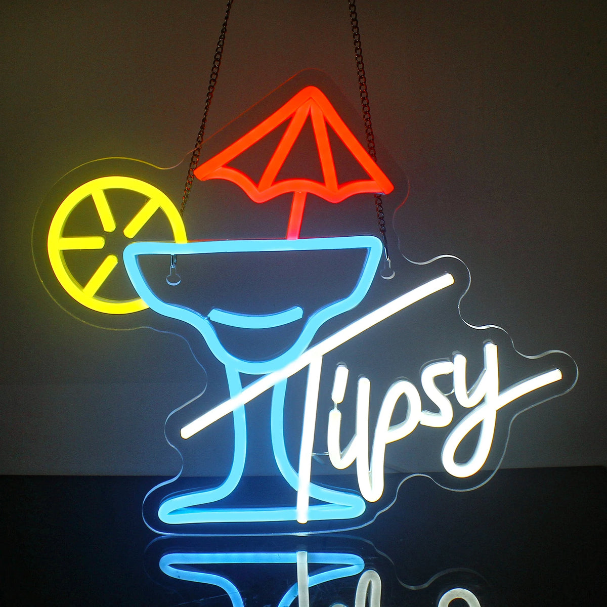 Et levende LED-neonskilt i form af et klassisk martini-glas med en glødende kontur i lyse neonfarver.