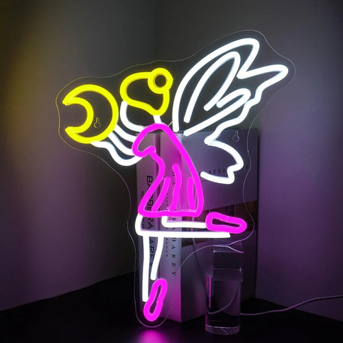 Un'insegna luminosa al neon a LED raffigurante una fata bizzarra con ali delicate, che vola con grazia vicino a una luna crescente.