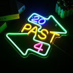 20 PAST 4 – Protilehlé šipky – světelný LED neonový nápis (5 V USB)