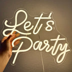 Een levendig LED-neonbord met de tekst "Let's Party" in opvallende, cursieve letters.