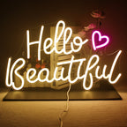 L'image présente une enseigne au néon LED vibrante et faite à la main sur laquelle est écrit « Hello Beautiful » dans une police cursive et ludique.