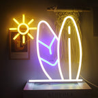 A képen egy vibráló LED-es neonreklám látható szörfdeszka formájában.