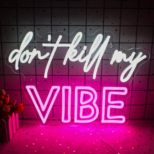 Na zdjęciu widoczny jest jaskrawy neon LED, na którym w stylowym, kursywnym kroju pisma widnieje napis „Don't Kill My Vibe”.