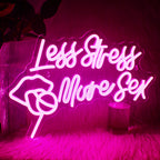 Un panneau néon LED vibrant affichant la phrase « Moins de stress, plus de sexe » dans une police cursive élégante.