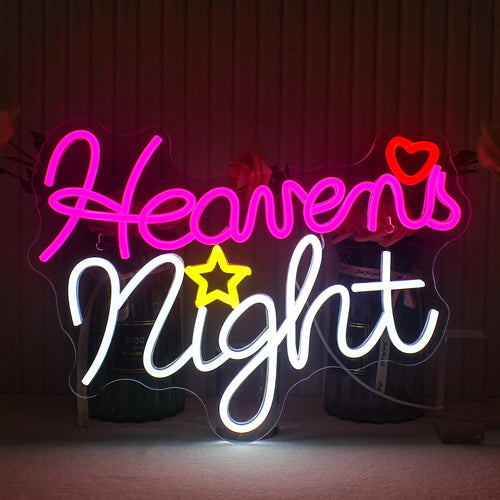 Pildil on käsitsi valmistatud LED-neoonmärk, millel on elegantse ja kursiivkirjaga sõnad „Heavens Night”.