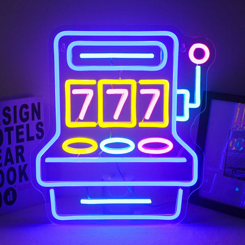 L'image montre une enseigne au néon LED vibrante et faite à la main comportant le texte « 777 Game Room » en lettres audacieuses et accrocheuses.