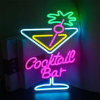 Imaginea prezintă un panou luminos LED neon conceput pentru un cocktail bar.