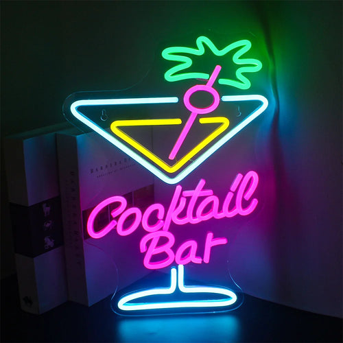 Billedet viser et levende LED-neonskilt designet til en cocktailbar.