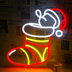 Un vibrante letrero de neón LED que representa calcetines navideños coloridos.