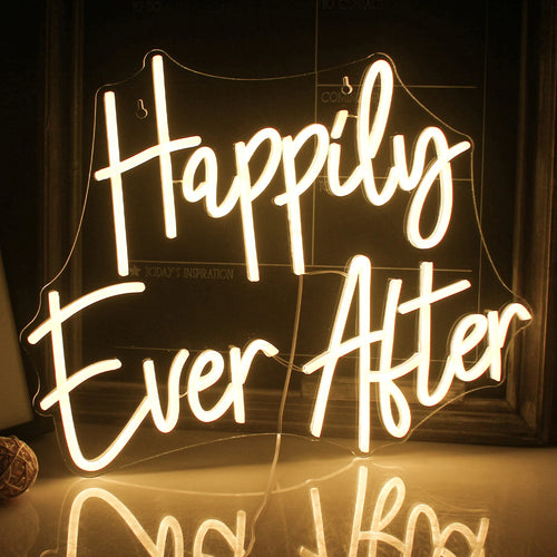 A képen egy gyönyörűen kidolgozott LED-es fényreklám látható, amelyen a „Happyly Ever After” felirat olvasható gördülékeny, kurzív szkriptben.